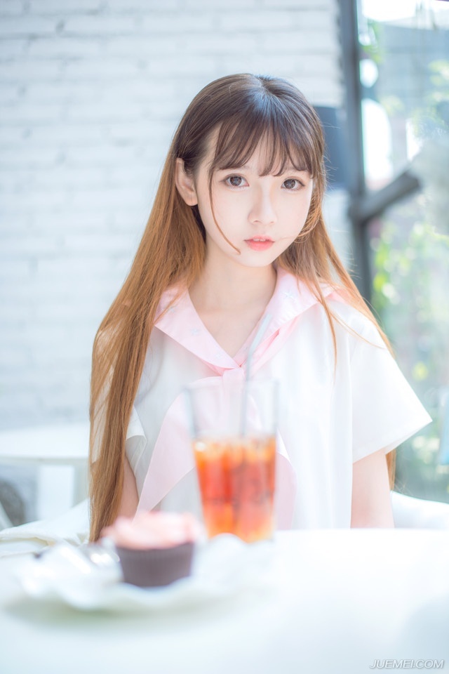 四周的窗全开着，雨做了重重的帘子，那么灰重的掩压了世界，我们如此渴望着想看一看帘外的晴空，它总冷漠的不肯理睬我们盼望。而一个个希望是如此无助的否定掉了，除了无止境的等待之外，你发现没有其他的办法再见阳光。——三毛《雨季不再来》